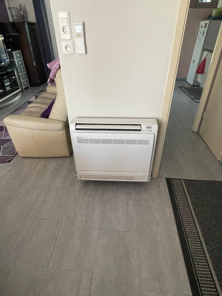 Console intérieure de climatisation installée dans une pièce