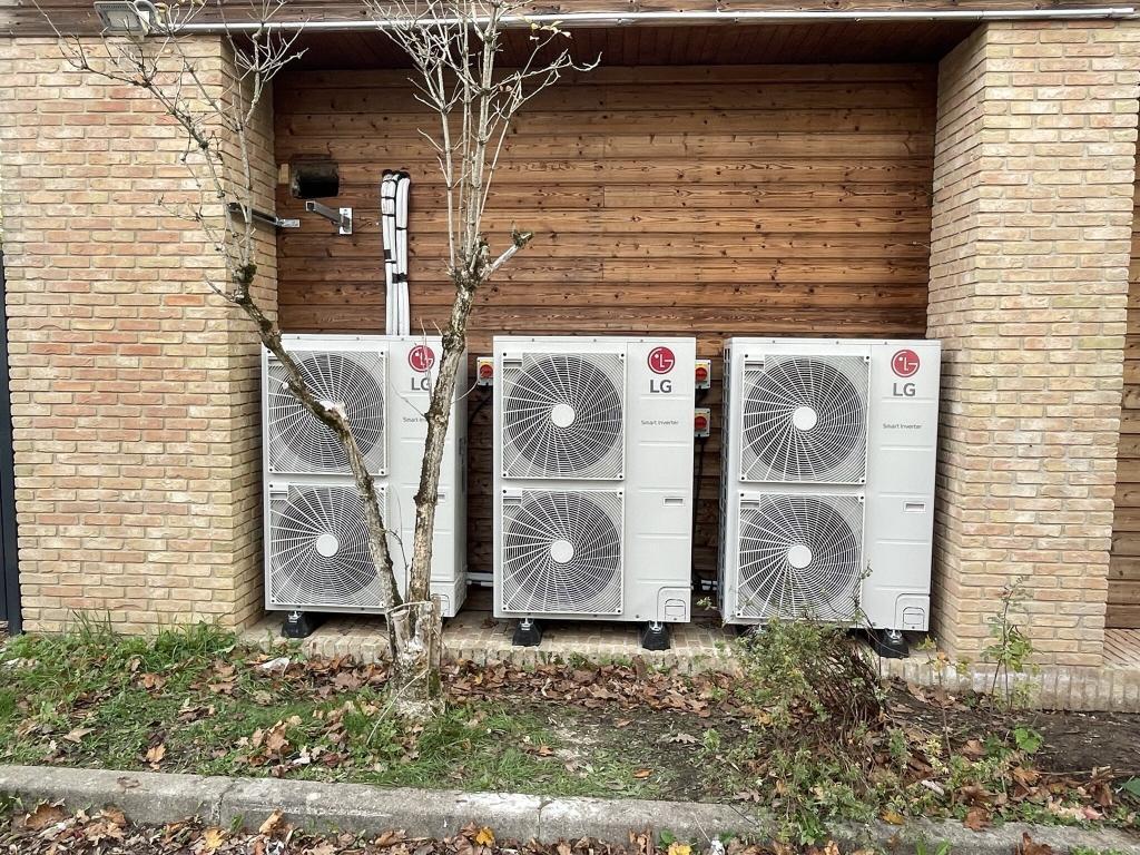 Groupes extérieurs de climatisation installés avec une finition soignée