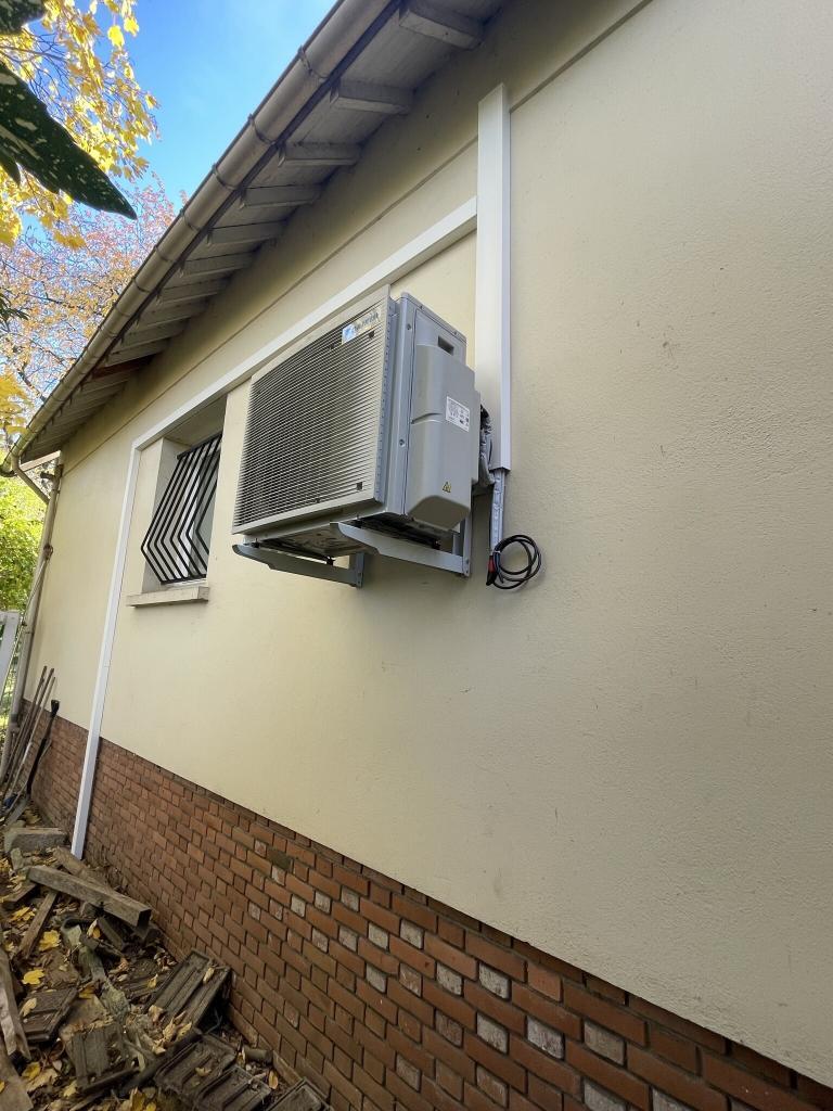 Groupe extérieur de climatisation posé proprement en façade