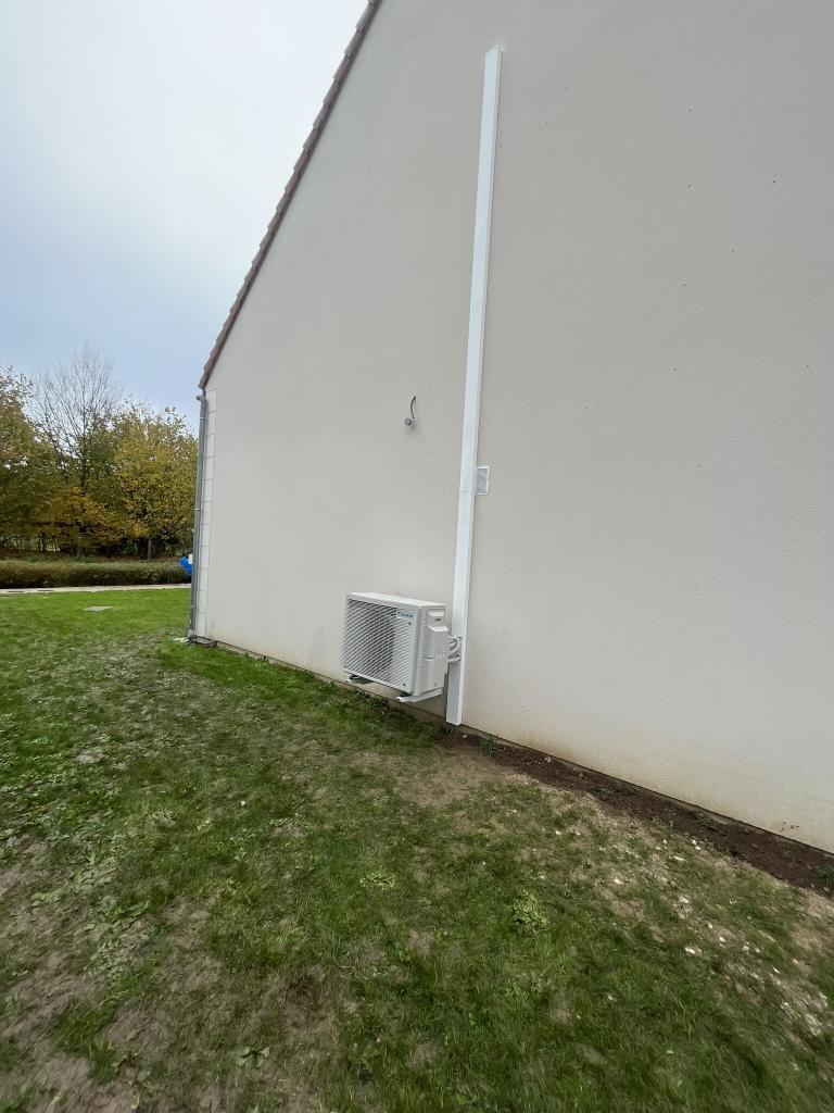 Groupe extérieur installé discrètement à l’extérieur du logement