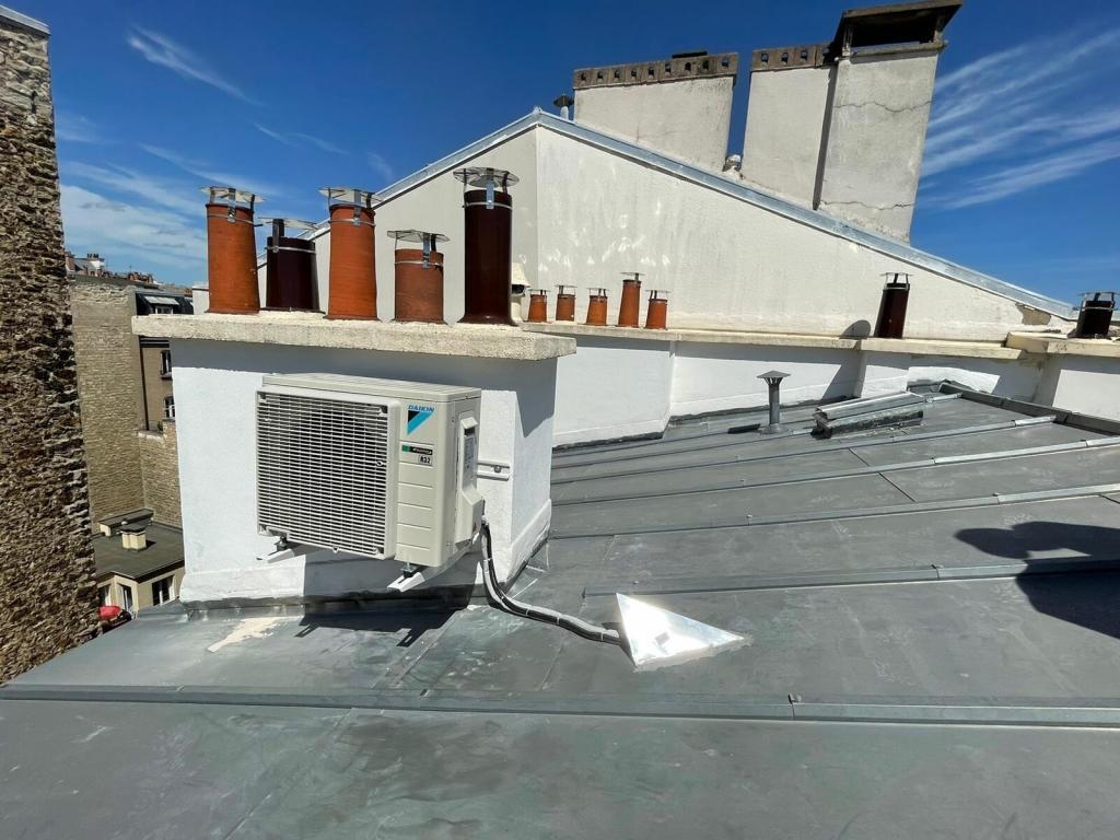 Groupe extérieur de climatisation installé en toiture