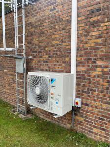 Groupe extérieur Daikin installé à Paris pour une climatisation de bureaux par JSA CLIM