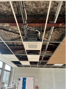 Cassette Daikin en cours d'intégration dans un faux plafond de bureau à Paris
