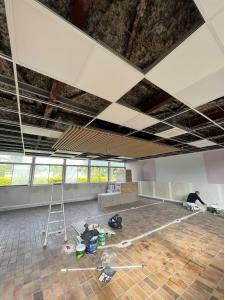 Bureau en cours d'installation avec faux plafond ouvert pour climatisation Daikin