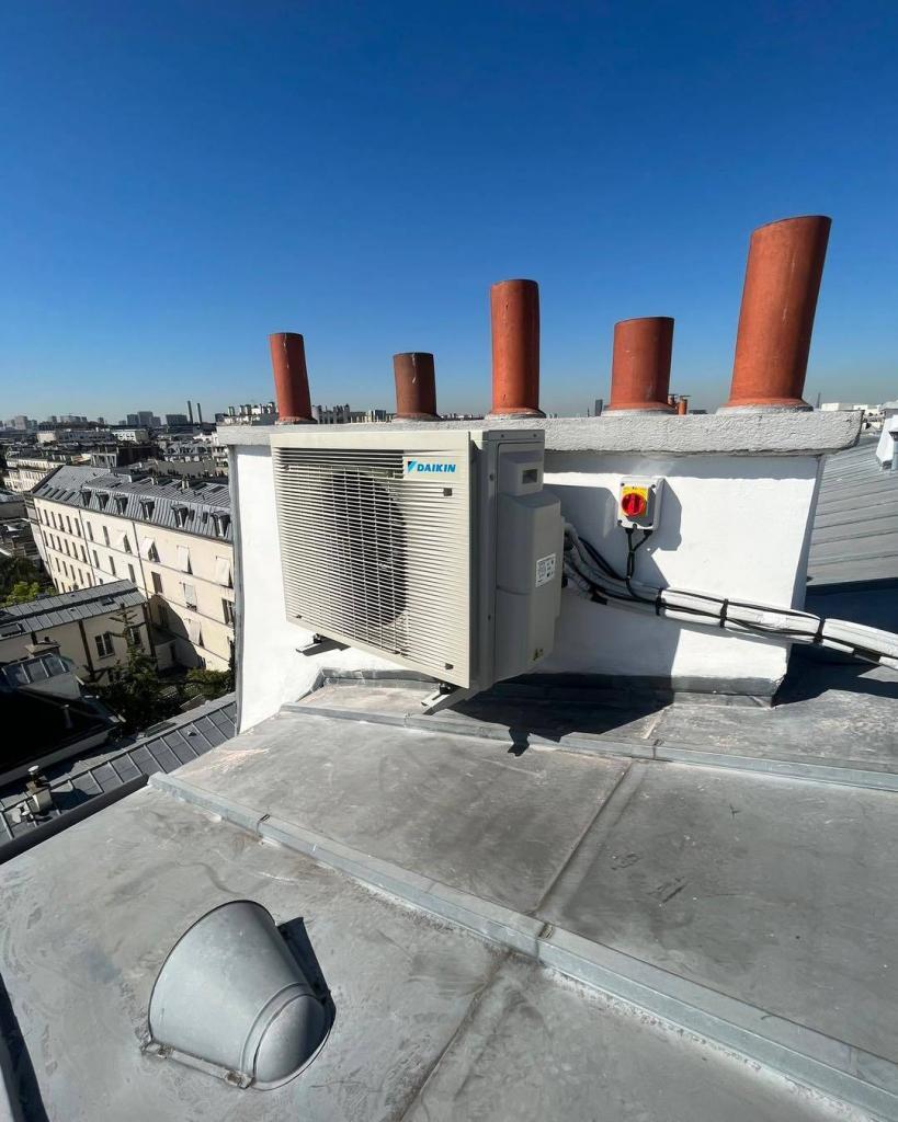 Groupe extérieur de climatisation installé en toiture à Paris dans le cadre d'un multi-split par JSA CLIM