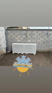 Groupe extérieur de climatisation Daikin avec habillage Décoclim
