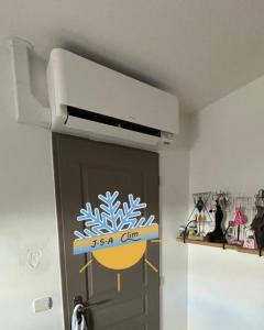 Pose d'une climatisation réversible Daikin dans une maison individuelle