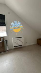 Groupe extérieur Daikin protégé par un cache Décoclim chez un particulier