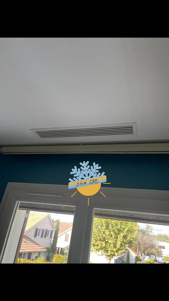 Bouche de soufflage d'un système gainable Airzone installée dans une pièce