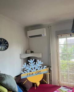 Installation d'une climatisation réversible Daikin dans une chambre par JSA CLIM
