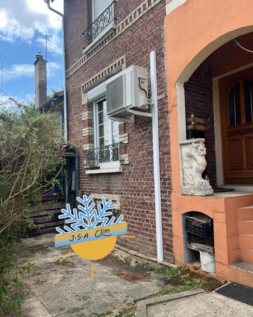 Pose d'une unité extérieure de climatisation réversible Daikin à l’extérieur d’une maison